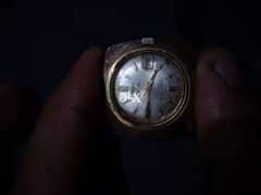 ساعة قديمة جدا مطلي بالذهب