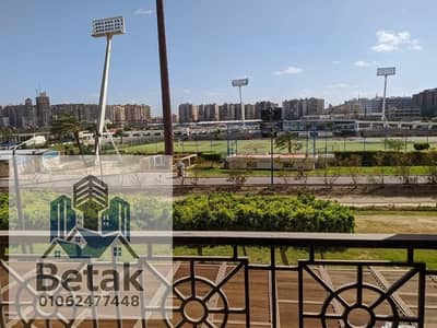شقة للإيجار290م ابراج بيتك فى النادى تراس سموحة فيو مفتوح