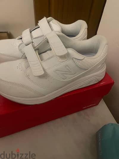 حذاء نيو بالانس New Balance بتصميمه الأبيض الأنيق، بمقاس ١١ أمريكي
