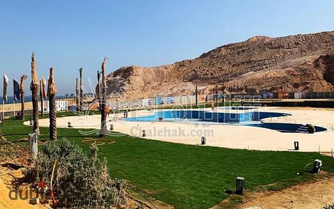للبيع بالتقسيط شالية دور اول يري البحر وحمام السباحة بمنتجع ذا جروف فى العين السخنة