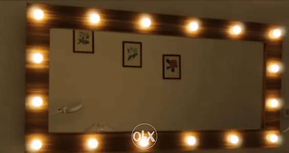 مراية باضاءة مستوردة تعلق على الحائط او توضع ستاند