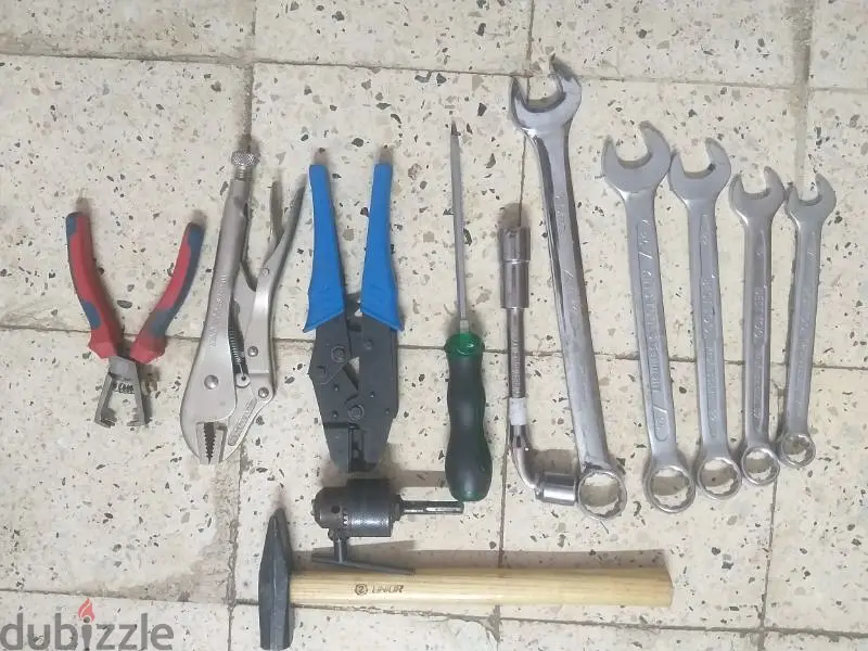 مفاتيح ربط و بنسة كلابة و مطرقة ربع كيلو و قشارة اسلاك و . . . . . .