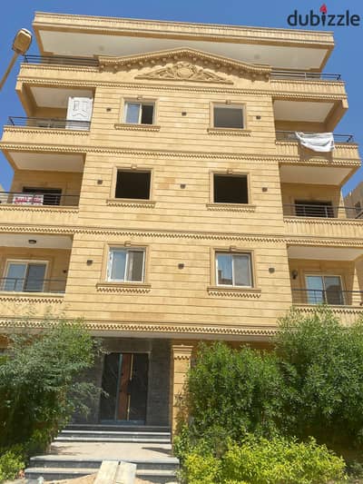 شقة رائعة في أفضل موقع، بقلب حدائق أكتوبر وعلى بُعد خطوات من الطريق الرئيسي.