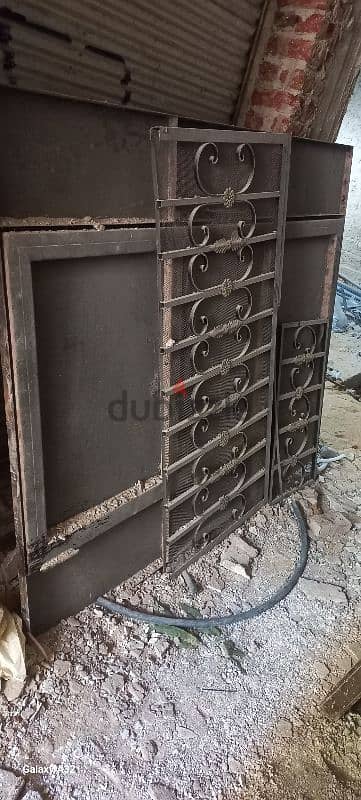 باب حديد لم يستعمل