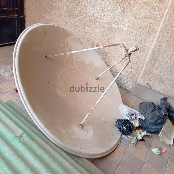 طبق استقبال أقمار صناعية
