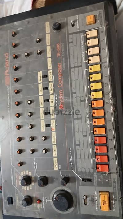 آلة الطبل  Roland TR-808 Rhythm Composer.