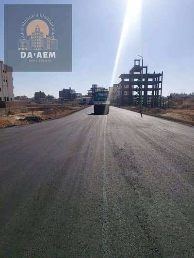 ارض للبيع واجه بحري في الحي الرابع بيت الوطن خالصه الثمن كاش وبها رخصه مساحه 600 متر القاهره الجديده