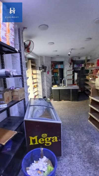 في شارع رئيسى 80م في العجوزة بواجهة كبيرة محل للبيع .
