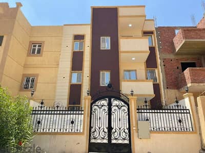 بيت ٣ ادوار متشطب واجهة و دور اول الترا سوبر لوكس بحديقة امامية وخلفية