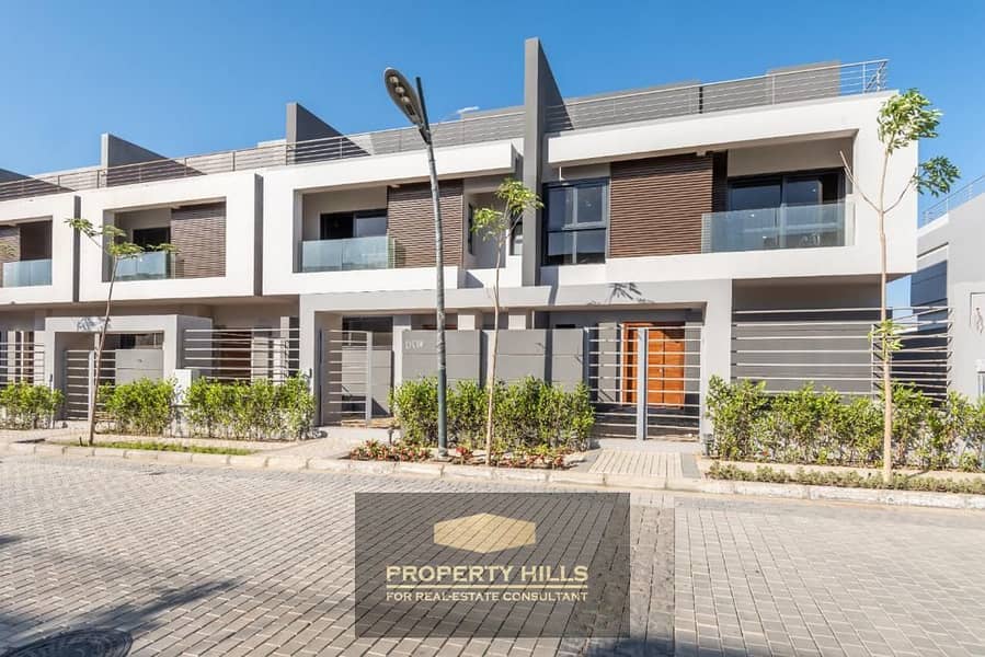 3 Bedrooms 220 sq.M Townhouse for sale 14,000,000 EGP in Royal City Compound, Sheikh Zayed