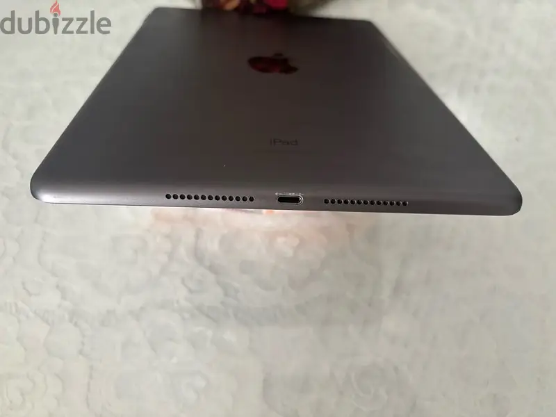 للبيع iPad 8 Wi-Fi (128GB) – حالة ممتازة + كيبورد وCoverمن Logitech