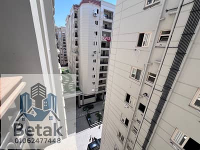 للايجار 180م كومبوند فالورى سموحة النقل والهندسة دواليب مطبخ بالمطبخ وتكييفات وجراج بجوار نادى سموحة