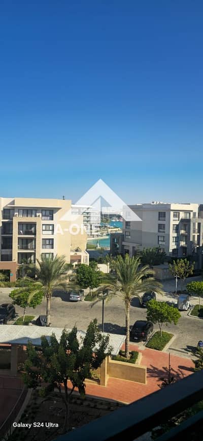 شاليه view مباشر على المارينا في موقع مميز في  marina1 مراسي marassi الساحل الشمالي north coast سيدي عبد الرحمن علي بعد 5د من hacienda bay هاسيندا باي