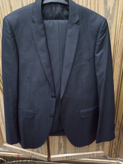 بدلة بترولي إيطالي (Slim fit )  إستعمال مرة  واحدة بحالة الجديدة