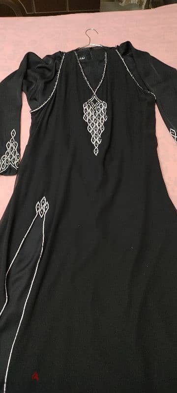 عبايا سوده سواريه
