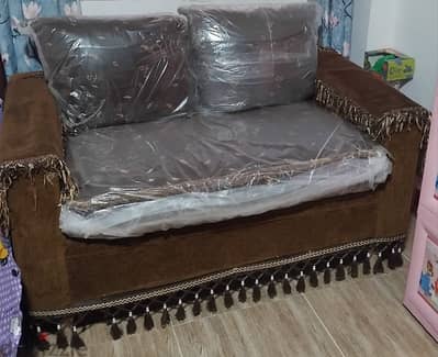 طقم انترية مكون من كنبة كبيرة وكنبة وسط و٢ فوتي بحالة ممتازة