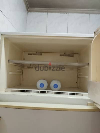 للبيع تلاجه كريازى كبيره لقطة كالجديدة استعمال خفيف جدا
