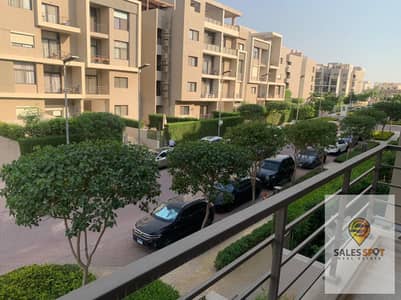 ستوديو للبيع بخصم 50% وممكن نقسط علي 8 سنين بدون فوايد في كمبوند تاج سيتي امام المطار 