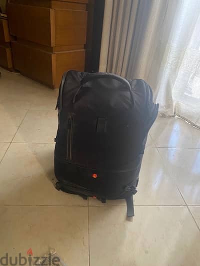 شنطة كاميرا للبيع ماركة Manfrotto معاها ضمان و كڤر ووتر بروڤ جديدة