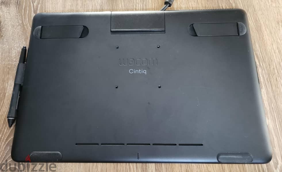 Almost new Wacom Cintiq 16 Tablet with Touch Screen & Stylus 4