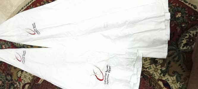 مفرش ابيض بيضاوي واخر مثله