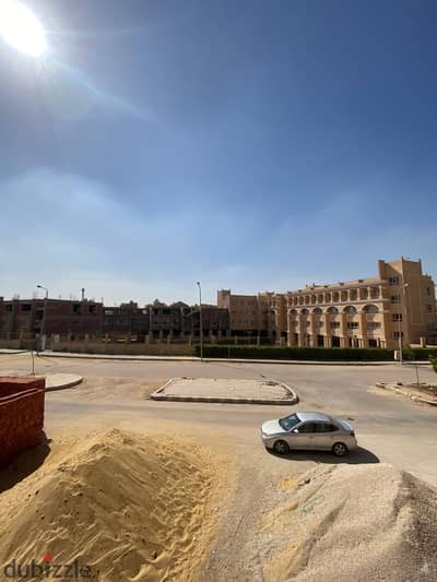 Prime location in Hadayek October – Intelligence Land, near Fayoum Road, Kenz Compound, the Tourist Promenade, Green River, and the High-Speed Train.