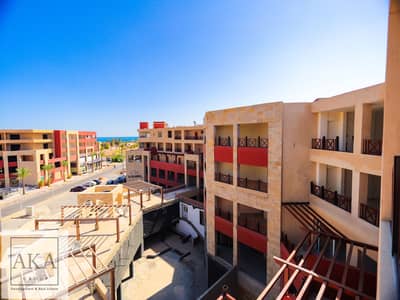 شقة كاملة التشطيب بجوار كارفور ماركت مباشرة - على الممشى السياحى بمدينة الغردقة بمساحة 105 ممن أكــ جروب للتنمية العقارية ـــا بمحافظة البحر الأحمر