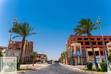 أستوديو كامل التشطيب بجوار Carrefour  مباشرة - على الممشى بمدينة الغردقة بمساحة 57 م - بمحافظة البحر الأحمر من أكــ جروب للتنمية العقارية ــــا