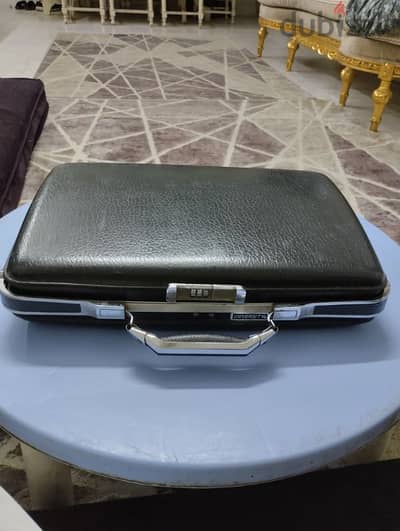 شنطة أوراق أمريكى ماركه عالميه شهيره الحجم الصغير مميز جداً