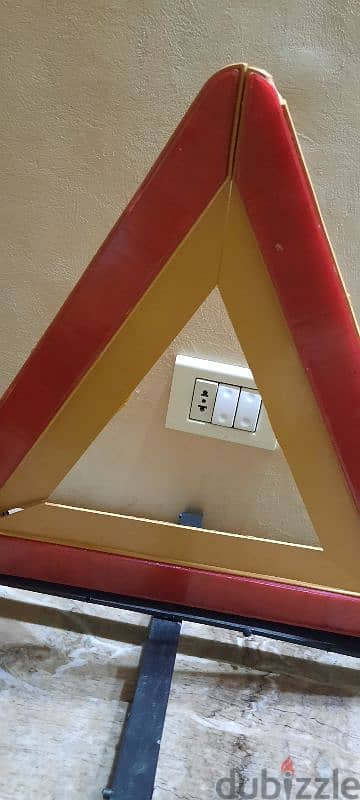 ٢مثلث عاكس بالعلبه وشنطه اسعافات اوليه بالتغليف كامله