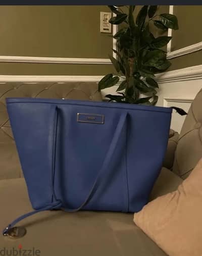 شنطة كبيرة ماركة DKNY لونها ازرق