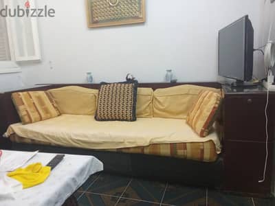 كنبة الاستوديو، هيكلاً متيناً من الخشب (الزان)