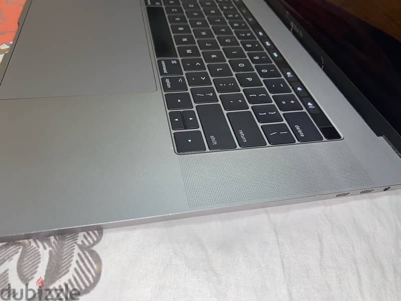 MacBook Pro (15-inch) – Touch Bar 4