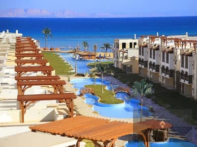 شالية للبيع علي البحر مباشرة بالتقسيط في قرية بلو بلو العين السخنة