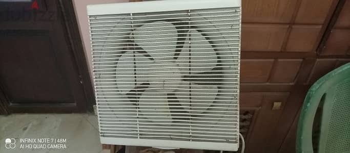 شفاط المطبخ باناسونيك ابيض عليه شبكة ومن الداخل محاط بسلك
