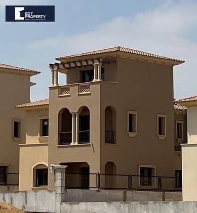 فيلا للبيع في سيتي جيت  التجمع الخامس باقل سعر متشطبه  بااكامل