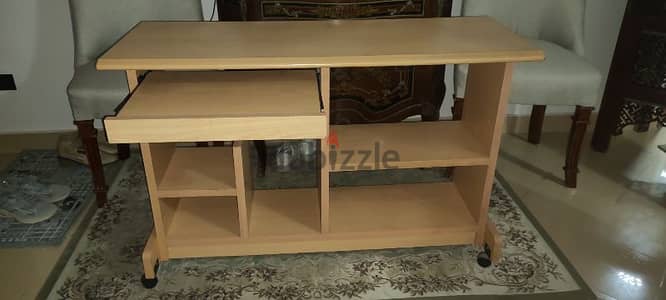 ترابيزة كمبيوتر في حالة ممتازة