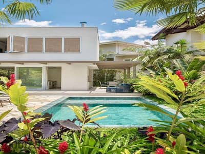Next to the AUC, a luxuriously finished villa of 229m² is for sale in Telal East compound with only a 5% down payment. It includes air conditioning un