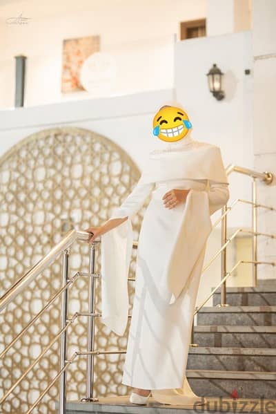 فستان ابيض مع جزء هاند ميد