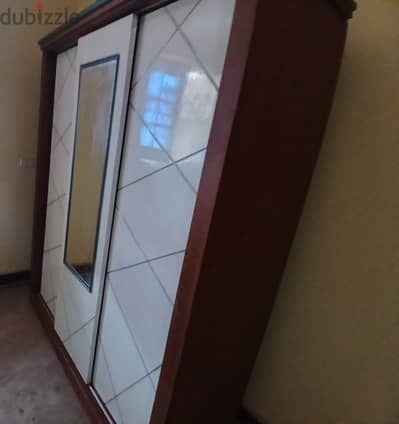 غرفه دولاب وسرير وكومود