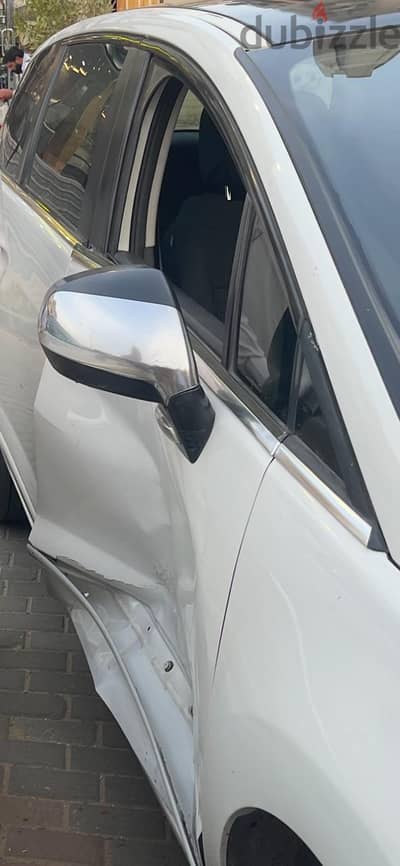 باب امامي يمين بيجو ٥٠٠٨ موديل ٢٠١٦ ابيض