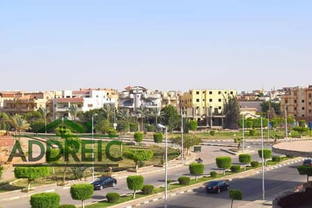للبيع بمدينة الشروق  شقة بمساحة فيلا حقيقية 310م المنطقة التاسعة الحي الأول موقع استراتيجي راقٍ بالقرب من نادي جرين هيلز و القطار الكهربائي فى ارقى حى