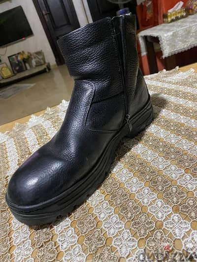 بوت جلد أسود (Black Leather Boot
