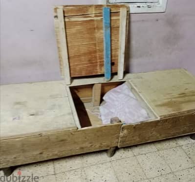 كنبة بلدي قديمة ودولاب فضية قديم