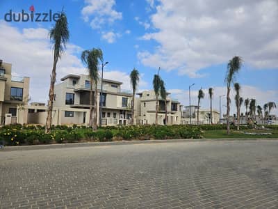 عمارة متشطبة بخدمات فندقية جاهزة للبيع بالتقسيط امام مطار الشيخ زايد