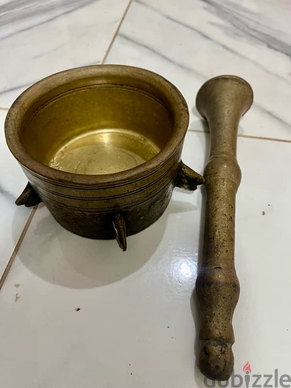 هون نحاس قديم جدًا، عمره حوالي 150 سنة - ديكور المنزل - 206375925