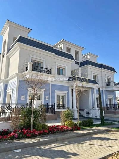 Villa with roof for sale with immediate delivery in Mountain View Hyde Park near Suez Road in Fifth Settlement, with a 20% discount.
