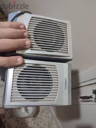 سماعات كمبيوتر و مكتب متفكش فيهم مسمار