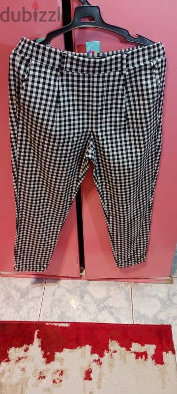 بنطلون كاروا أسود × أبيض Bershka