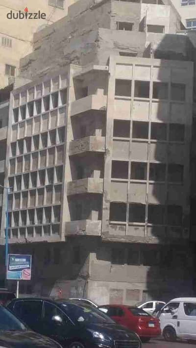 عقار خالي بسان ستيفانو ناصية على البحر مباشرة قابل للهدم والبناء أو التطوير والاستثمار